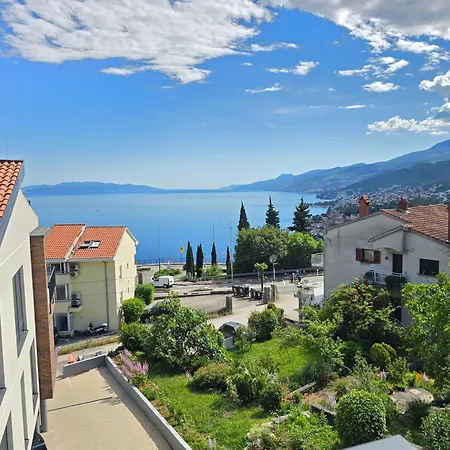 Moonhlight With Private Rooftop Terrace Διαμέρισμα Matulji