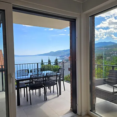 Moonhlight With Private Rooftop Terrace Διαμέρισμα Matulji