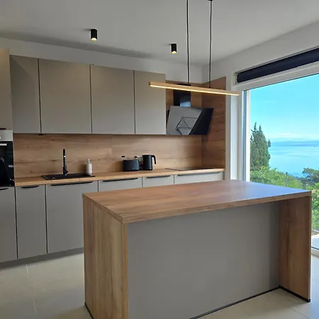 Moonhlight With Private Rooftop Terrace Διαμέρισμα Matulji